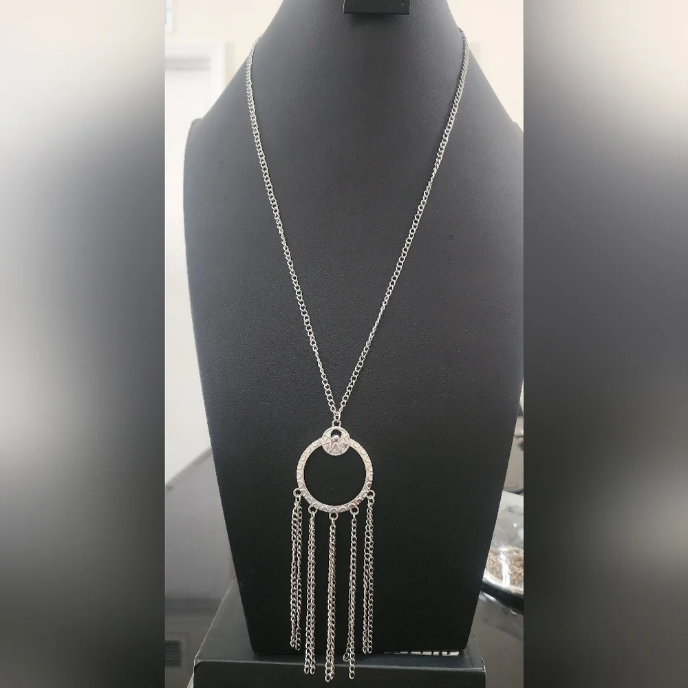 Elegant Silver Tone Chain Necklace‎ with Circular Pendant